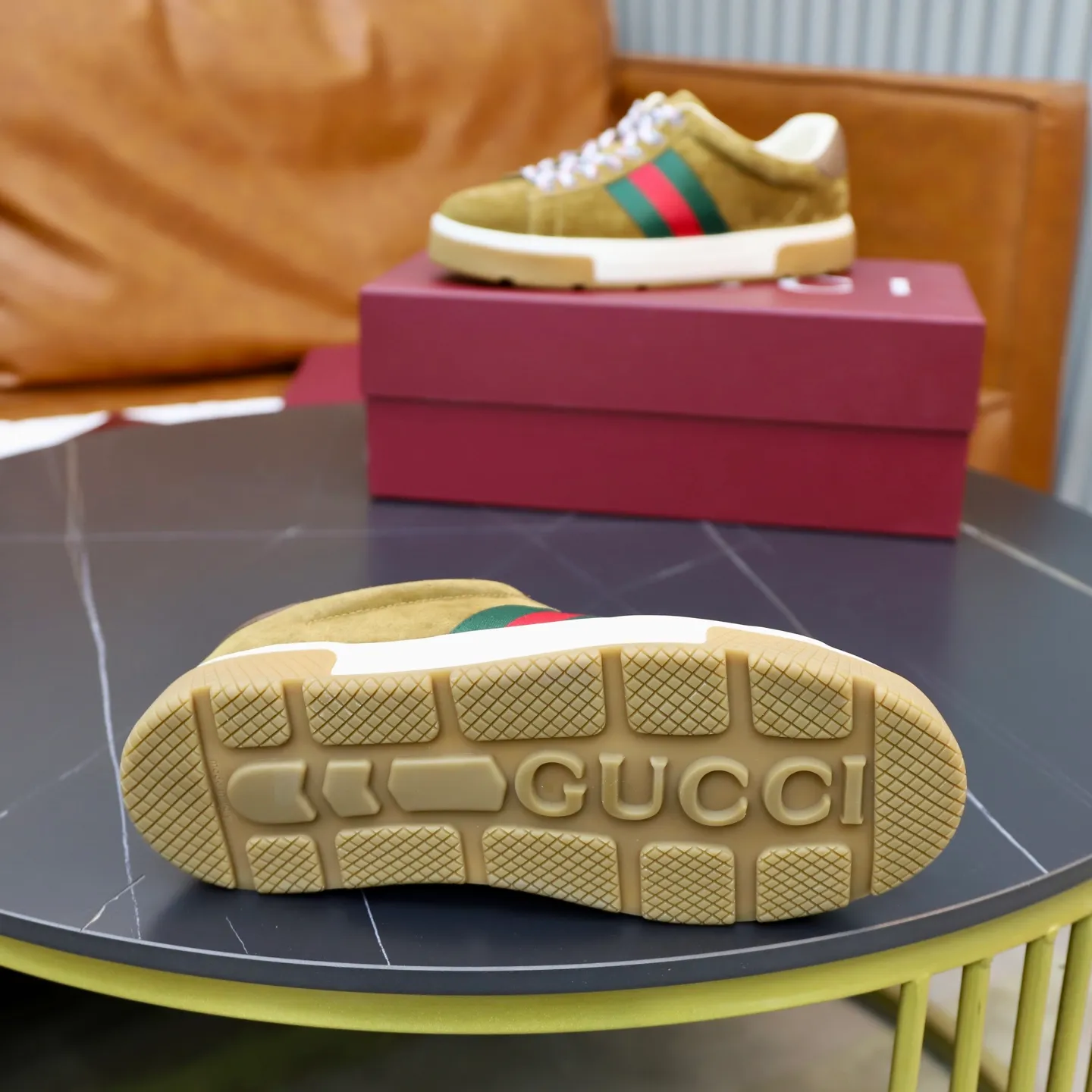 Ex-factory price: 600💰🙅‍♂️🙅‍♂️🙅‍♂️ Brand: Gucci GUCCi Standard code: Men's size 38/44 (45, 46 can be customized) Grade: Same as the official website Material: Original cowhide surface Comfortable hybrid thickened sheepskin lining Original wear-resistant soft outsole Style category: Casual sports version White shoes Dad shoes Young fashion European and American trends British style Color: actual picture color